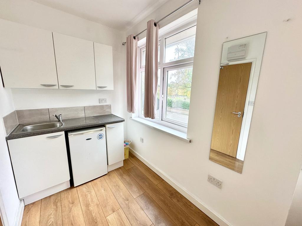 London N17 Studio to rent £950 pcm (£219 pw)