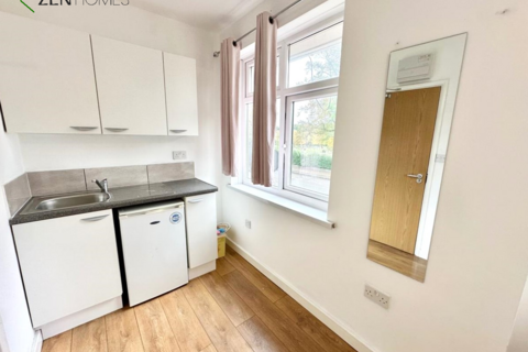 Studio to rent, London N17