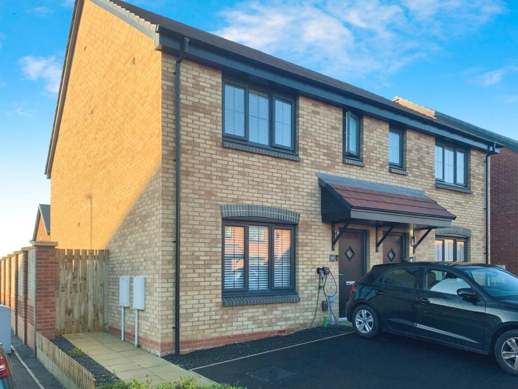 Halladay Close, North Shields 3 bed semidetached house to rent £