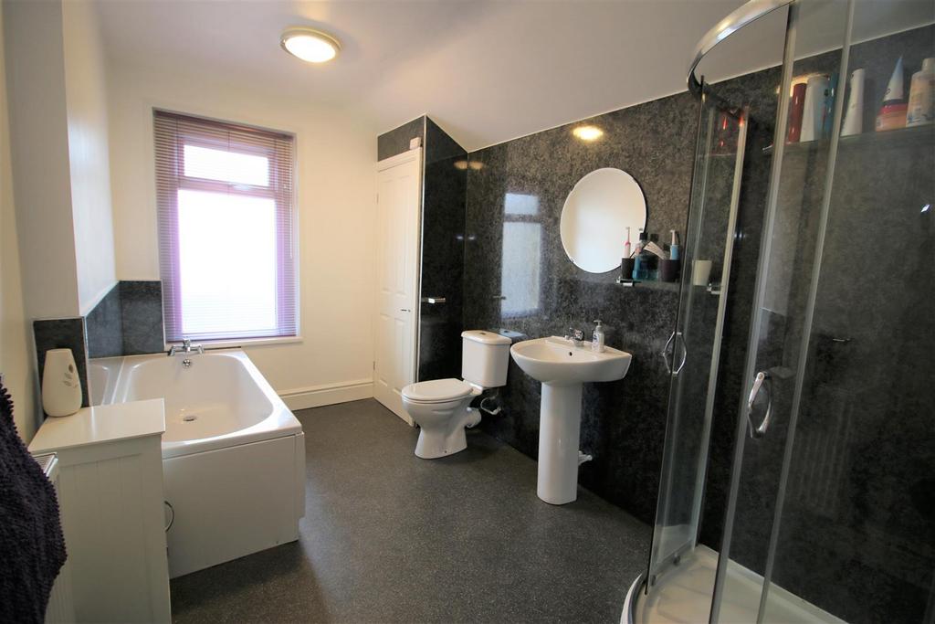 Bathroom..jpg