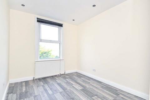 2 bedroom flat to rent, Kashgar Road, London SE18