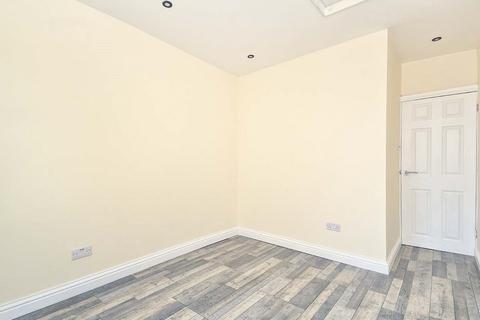 2 bedroom flat to rent, Kashgar Road, London SE18