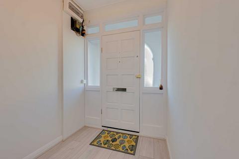 14 Brooklands Avenue, Leigh-on-sea, SS9 5XA