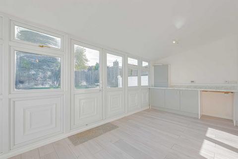 14 Brooklands Avenue, Leigh-on-sea, SS9 5XA