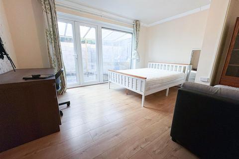 3 bedroom end of terrace house to rent, Shelley Walk, Cardiff CF24