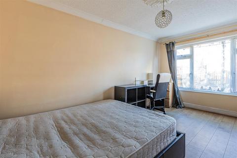 3 bedroom end of terrace house to rent, Shelley Walk, Cardiff CF24