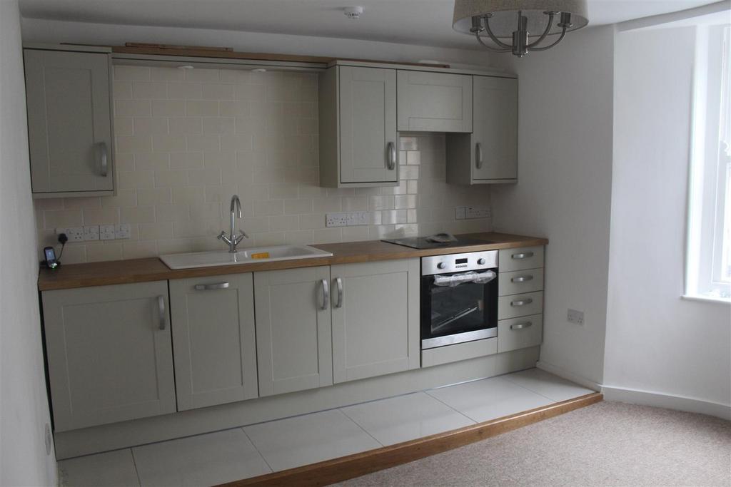 Crescent Street, Weymouth 2 bed apartment to rent £815 pcm (£188 pw)