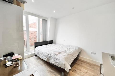 Studio to rent, 313 Kilburn High Road, London