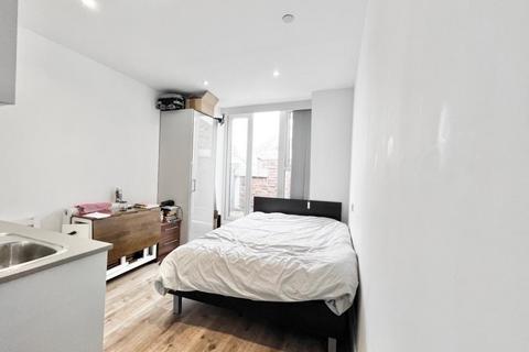 Studio to rent, 313 Kilburn High Road, London