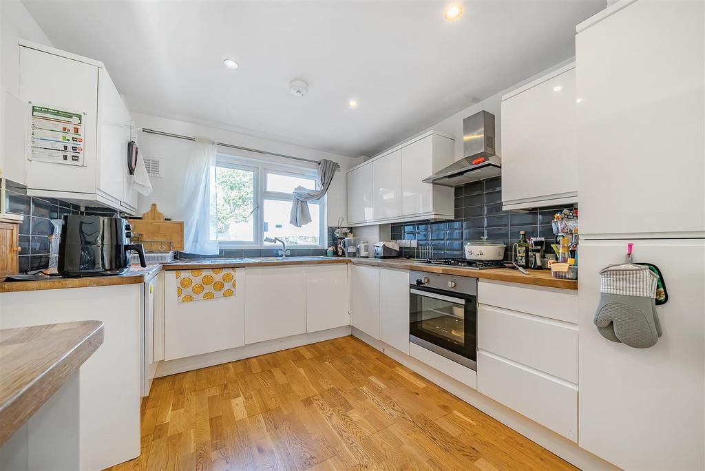Franklin Close, Kingston Upon Thames KT1 3 bed end of terrace house to