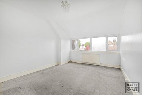 2 bedroom flat for sale, Aldermans Hill, Palmers Green N13