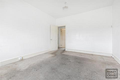 2 bedroom flat for sale, Aldermans Hill, Palmers Green N13