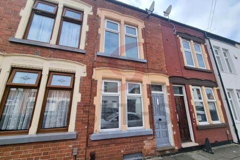 3 bedroom terraced house to rent, Hart Road, Leicester LE5