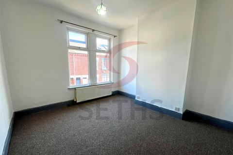 3 bedroom terraced house to rent, Hart Road, Leicester LE5