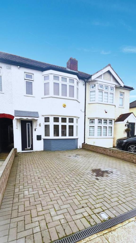 Connaught Avenue, Enfield Town, 2 bed terraced house to rent £2,050