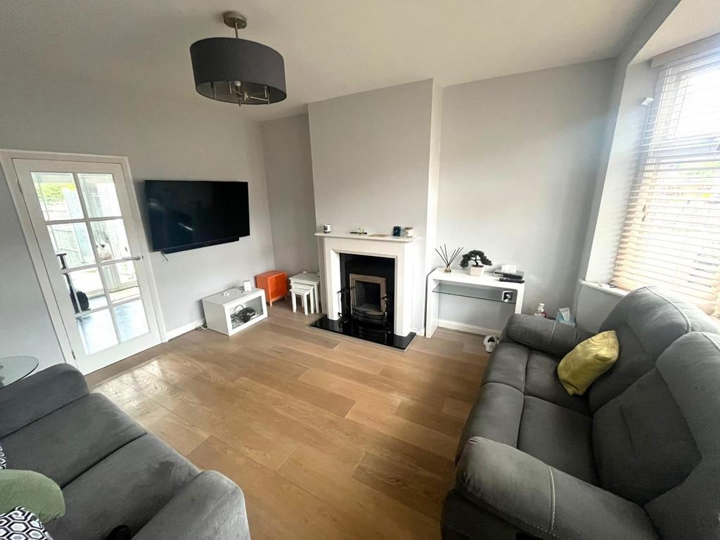 Connaught Avenue, Enfield Town, 2 bed terraced house to rent £2,050