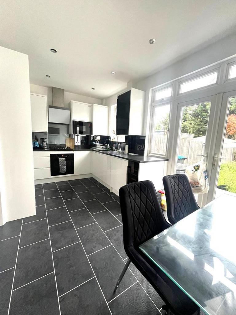 Connaught Avenue, Enfield Town, 2 bed terraced house to rent £2,050