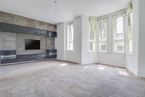 2 bedroom flat for sale, Station Road, Westcliff-On-Sea SS0