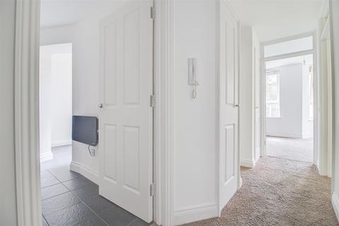 2 bedroom flat for sale, Station Road, Westcliff-On-Sea SS0