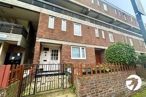 3 bedroom flat for sale, Bird in Bush Road, London, SE15