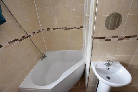 2 bedroom house to rent, Poole Crescent, Birmingham B17