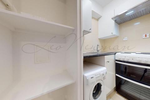 Studio to rent, Shepherd's Bush Green, Shepherd's Bush, London, W12