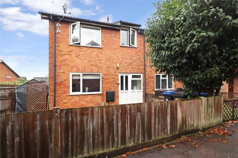 2 bedroom end of terrace house to rent, Newsham Road, Woking GU21