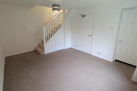 2 bedroom end of terrace house to rent, Newsham Road, Woking GU21