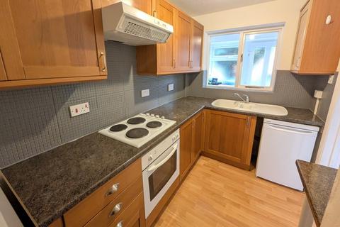 2 bedroom end of terrace house to rent, Newsham Road, Woking GU21