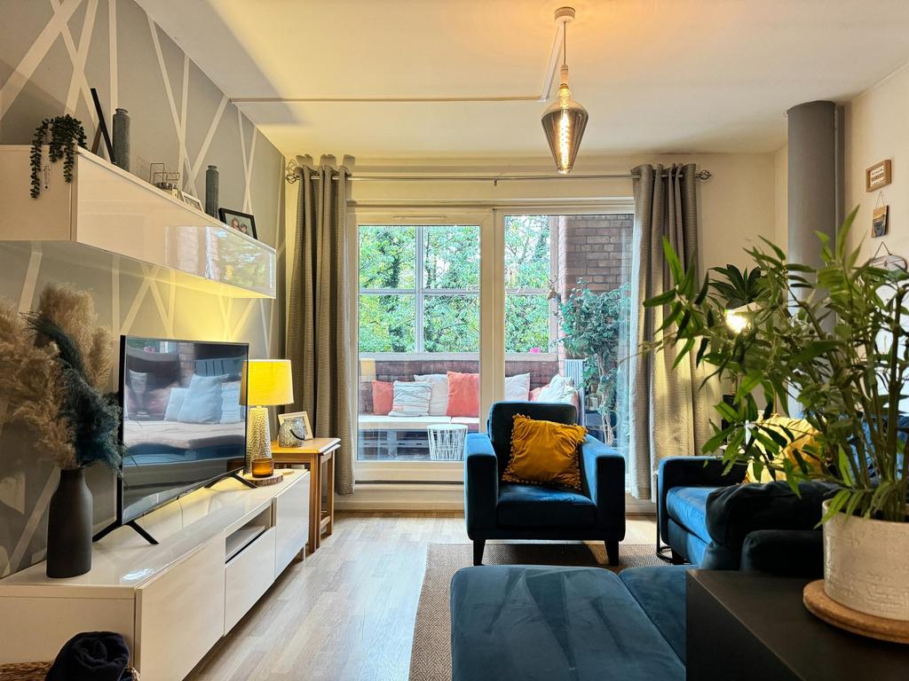 Blackburn Road, Bolton, BL1 2 bed flat for sale £135,000