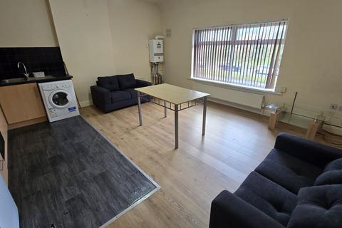 2 bedroom flat to rent, Kingsway, Manchester M19 2ND