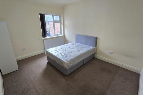 2 bedroom flat to rent, Kingsway, Manchester M19 2ND