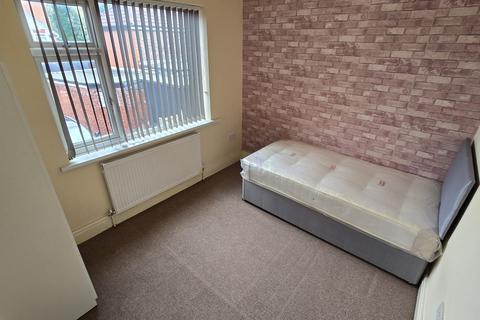 2 bedroom flat to rent, Kingsway, Manchester M19 2ND