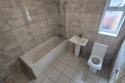 2 bedroom flat to rent, Kingsway, Manchester M19 2ND