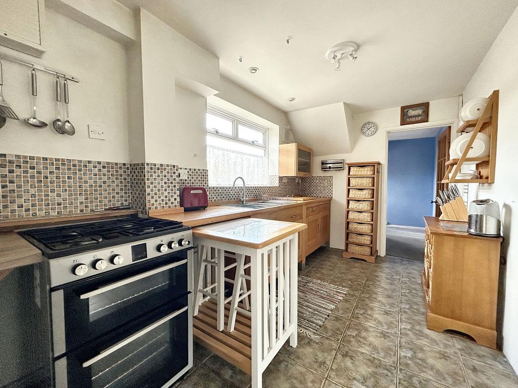 Hobart Drive, Hythe, SO45 3 bed semidetached house for sale £319,950