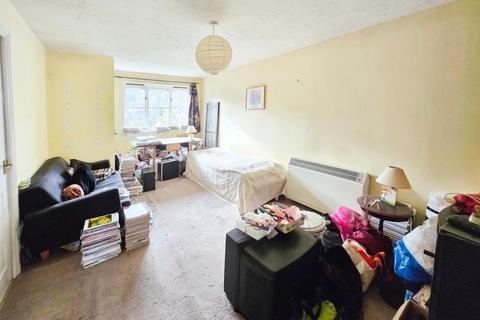 18 Philips Close, Carshalton, SM5 2FE