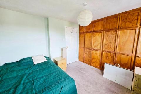 18 Philips Close, Carshalton, SM5 2FE