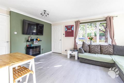 2 bedroom maisonette for sale, Abbots Court, Basildon SS15