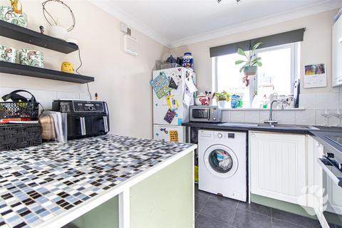 2 bedroom maisonette for sale, Abbots Court, Basildon SS15