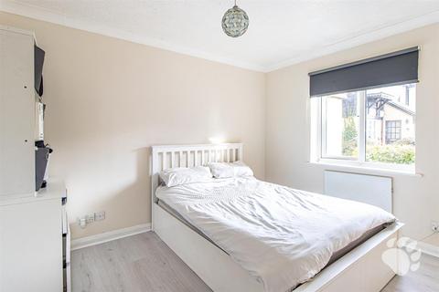 2 bedroom maisonette for sale, Abbots Court, Basildon SS15