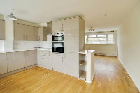 15 Bishopsfield, Cricklade, Swindon, SN6 6BS