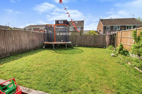 15 Bishopsfield, Cricklade, Swindon, SN6 6BS