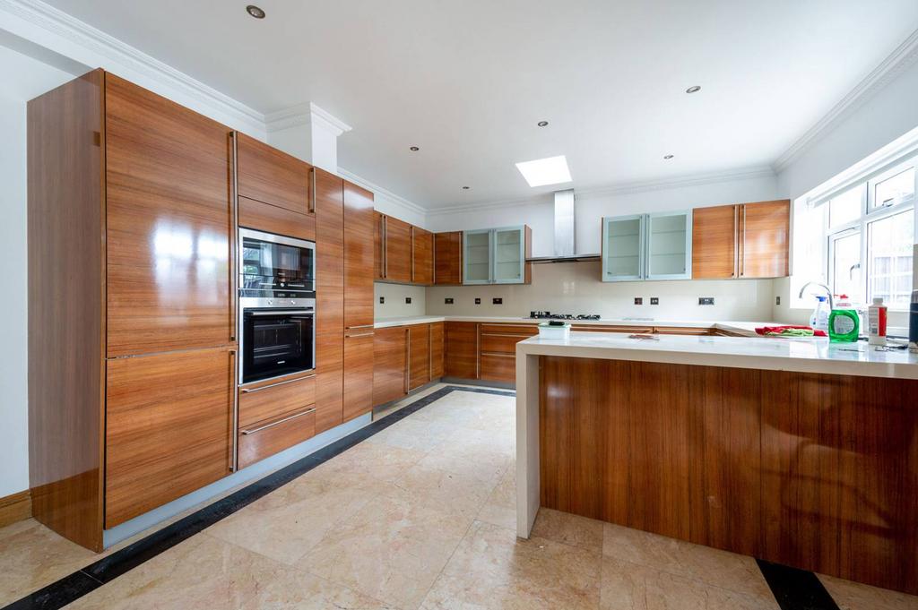 Thetford Road, New Malden, KT3 5 bed detached house to rent £4,700 pcm (£1,085 pw)