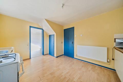 42 Balmoral Drive, Woking, GU22 8EY