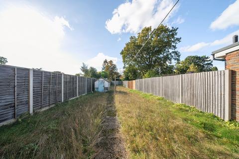 42 Balmoral Drive, Woking, GU22 8EY