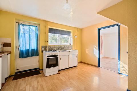 42 Balmoral Drive, Woking, GU22 8EY