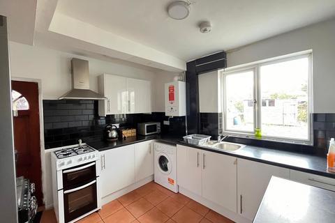 3 bedroom semi-detached house to rent, Saffron Lane, Leicester