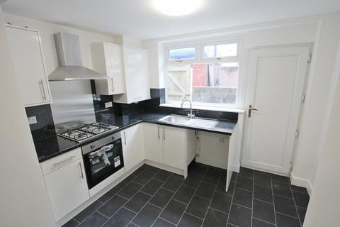 3 bedroom terraced house to rent, Branch Road, Burnley