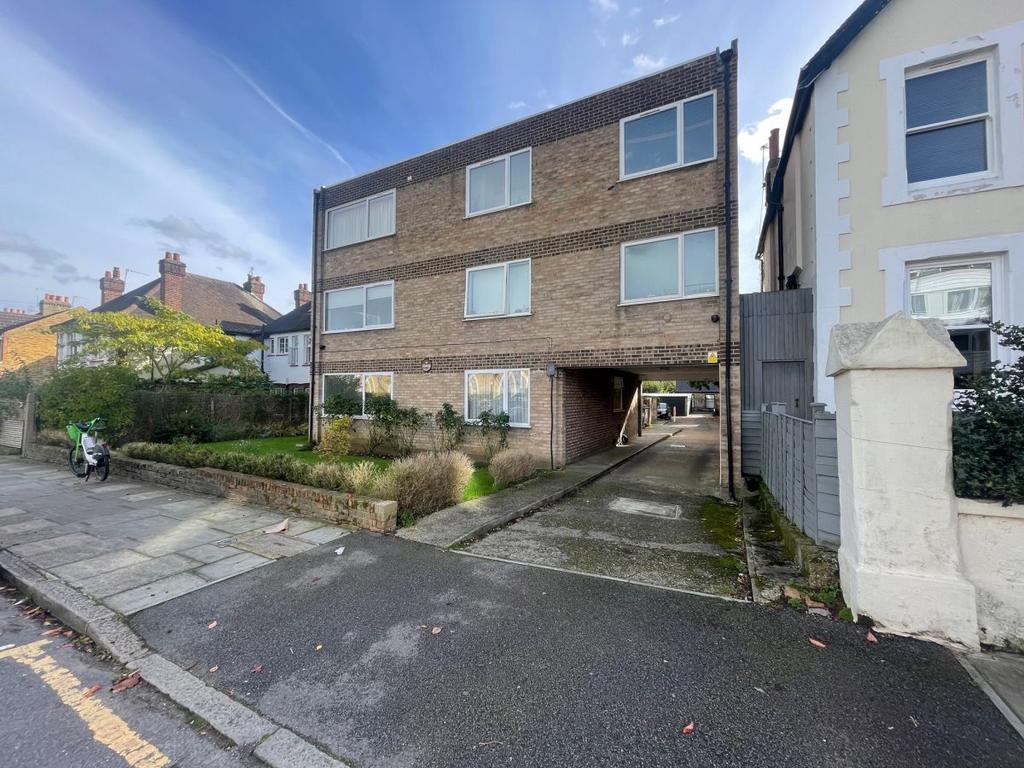 Truro Road, Wood Green 2 bed flat to rent £1,800 pcm (£415 pw)