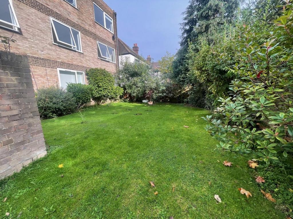 Truro Road, Wood Green 2 bed flat to rent £1,800 pcm (£415 pw)